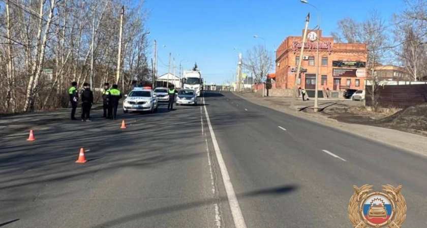 Школьник попал под колеса авто на трассе в Иркутской области