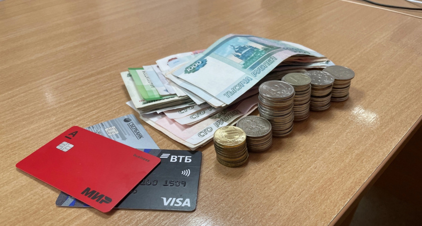 С завтрашнего дня: Сбербанк уведомил россиян, у кого деньги лежат на карте