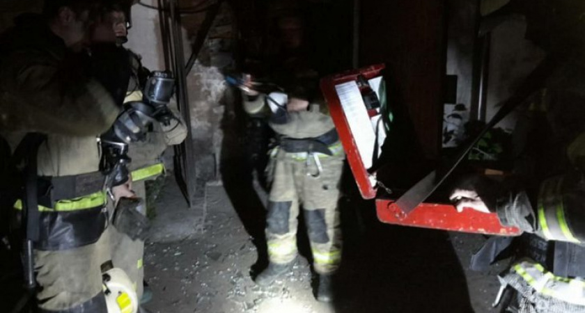 В Иркутской области пожарные вывели четверых жителей из горящего дома
