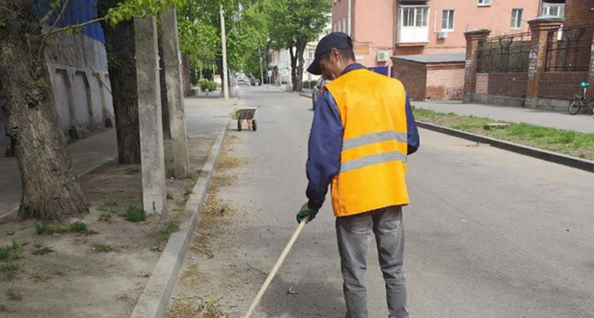 В Иркутске проводят ночную очистку улиц и тротуаров