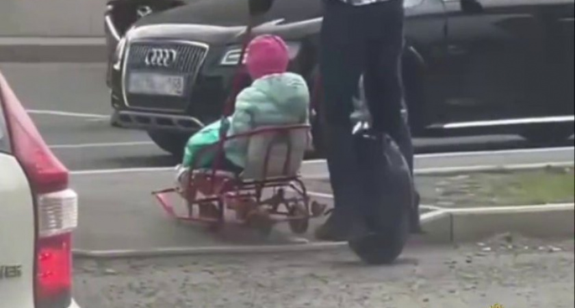 В Иркутске мужчина на моноколесе вёз ребёнка на санках по улице