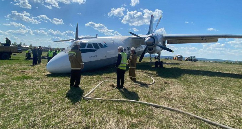Самолет Ан-24 с пассажирами выкатился за пределы полосы в Иркутской области