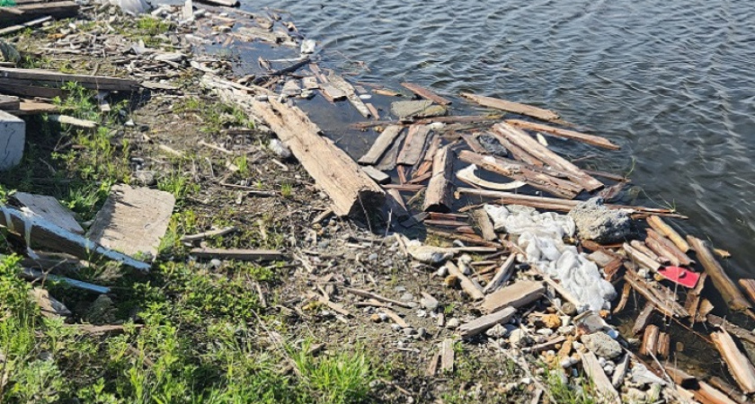 В Максимовщине ликвидируют огромную свалку с сотнями кубометров опасного мусора