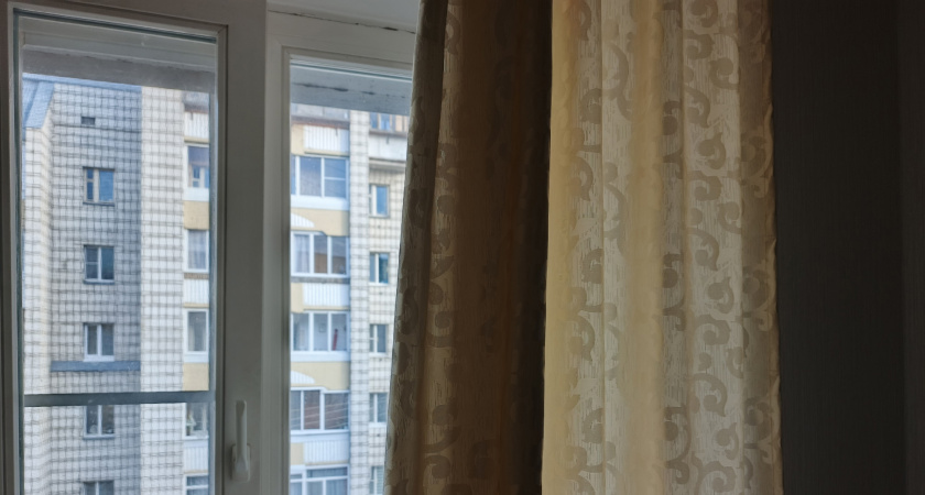 На окна ничего не клею и кондиционер не включаю: подсмотрела идею у южан - дома свежо даже в дьявольскую жару