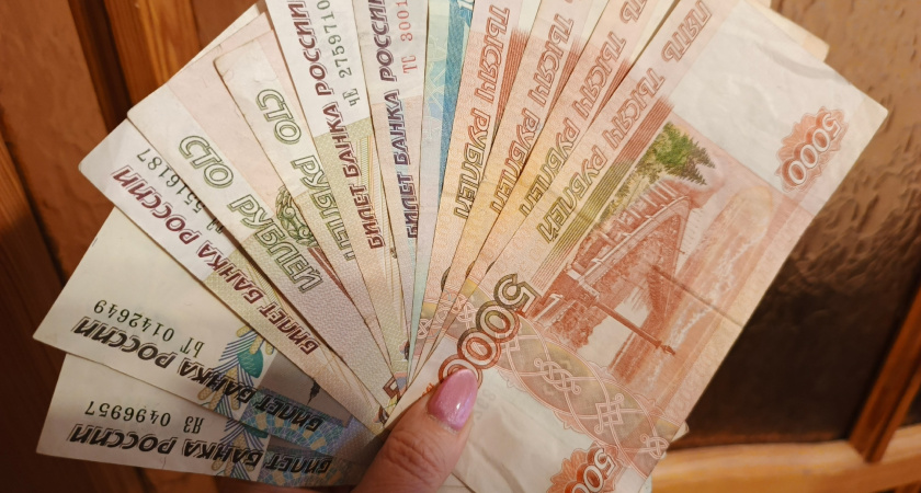 Только неработающим. Пенсионерам выплатят один раз по 25 000 рублей в июле