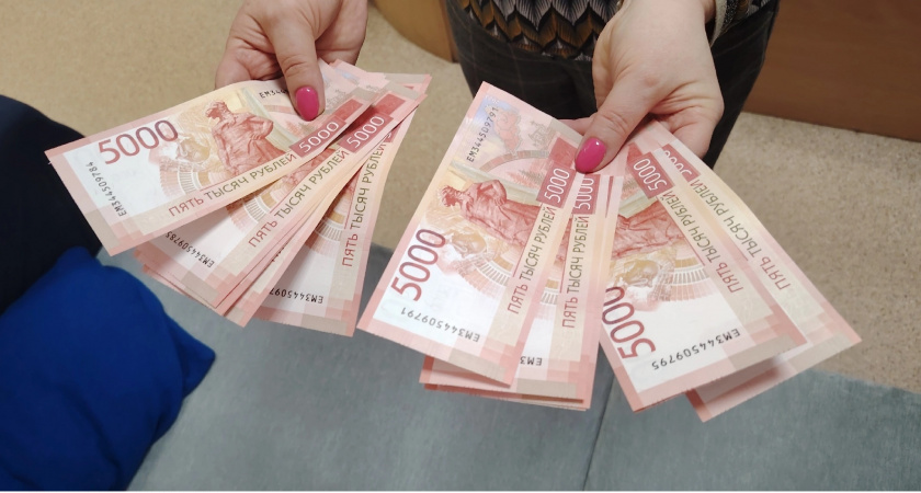 Только неработающим. Пенсионерам начислят один раз по 25 000 рублей в июле