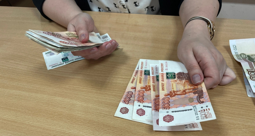 Только неработающим. Пенсионерам будет выплачено один раз по 25 000 рублей в июле