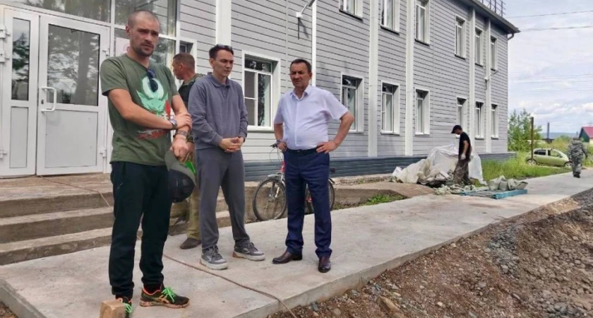 В одном из городов Иркутской области обустраивают территорию возле обновленной школы искусств
