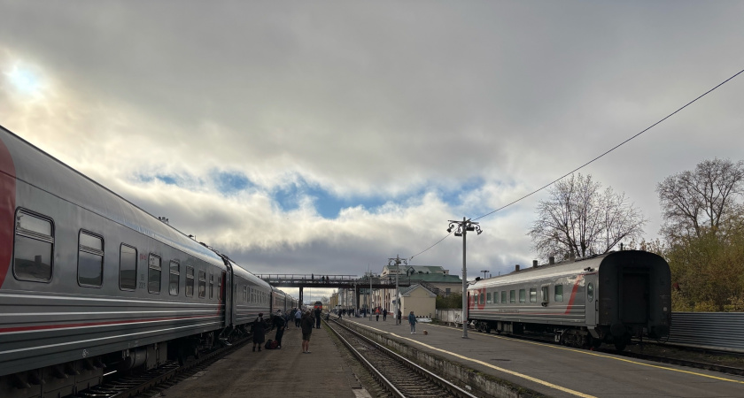 Что делать, если сосед обращается с просьбой уступить нижнюю полку в поезде - ответ проводника 