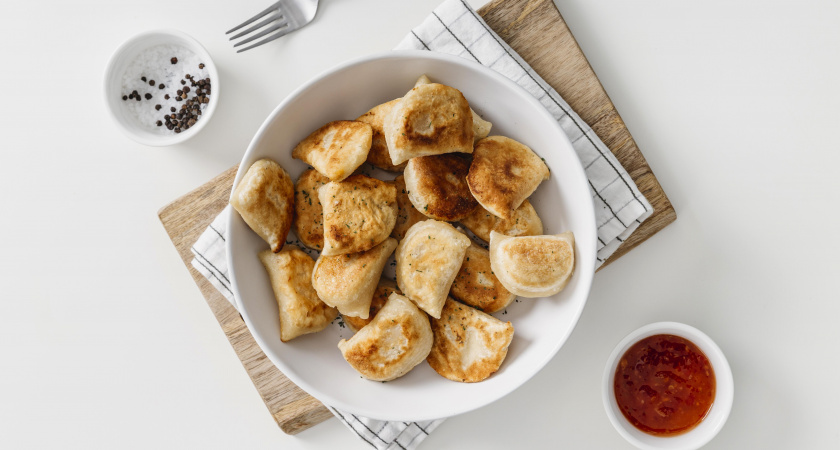 Смешиваю стакан кефира и фарш: на выходе получается гора вкуснейших ленивых беляшей