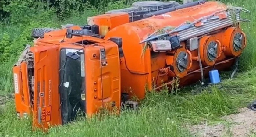 Бензовоз с дизельным топливом перевернулся на трассе в Иркутской области