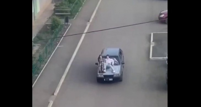 В Иркутской области подросток перевозил людей на капоте автомобиля без водительских прав
