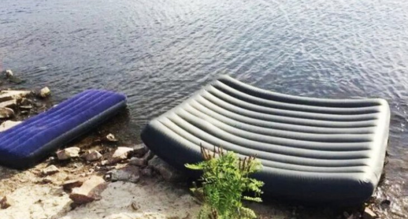 В Иркутском районе спасатели вернули на берег мужчину, которого унесло на матрасе