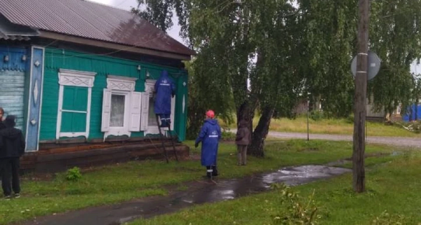 В одном из городов Иркутской области устранили последствия урагана и возобновили подачу электроэнергии