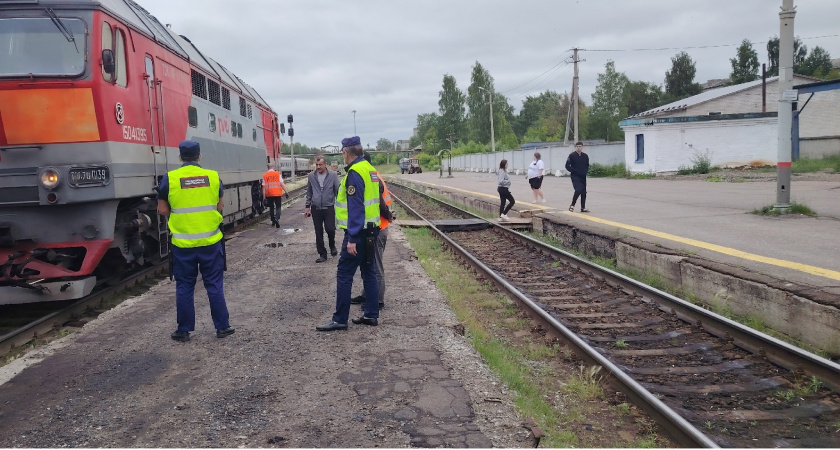 «Возите с собой табуретку». Пассажиры с нижних полок увидели лазейку в новых правилах и отказались уступать место