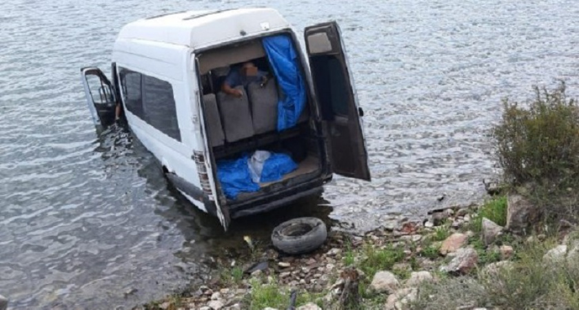 В Иркутской области автобус с пассажирами съехал в воду Байкала