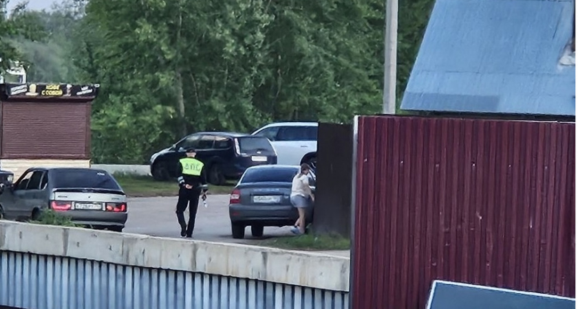 Загорелся светофор, водитель поехал — а вы знаете, уступать или ехать? Только 10% смогут правильно ответить на этот вопрос 