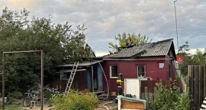 В Иркутске житель получил отравление при тушении горящего дома