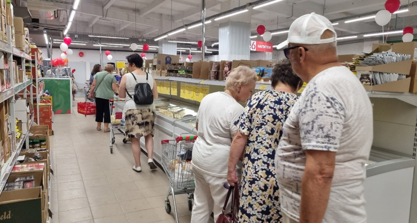 Не только колбаса и хлеб: неожиданные товары, которые сметают пенсионеры с полок «Чижика»