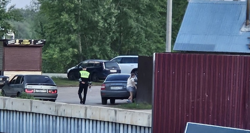 Инспектор ГИБДД поставил точку в давнем споре: можно ли съехать на обочину через сплошную