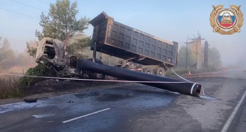 В Иркутской области самосвал снёс надземный трубопровод и загорелся