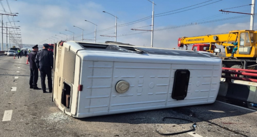 Маршрутное такси опрокинулось на Академическом мосту в Иркутске: возбуждено уголовное дело