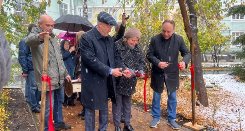 Новое место притяжения: в Иркутском медуниверситете появился современный сквер с Аллеей выпускников