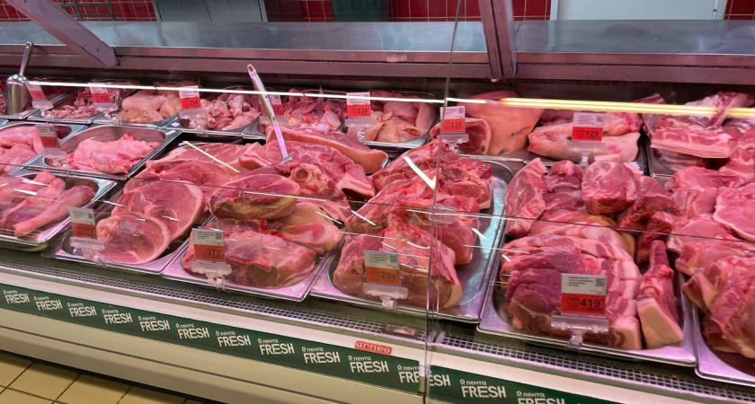 Купил на рынке мясо, а в нем плотные синие шарики. Можно есть такую говядину, если долго её варить