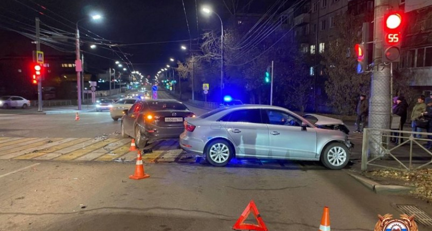 Серьезное столкновение на перекрестке в Иркутске привело к госпитализации двух человек