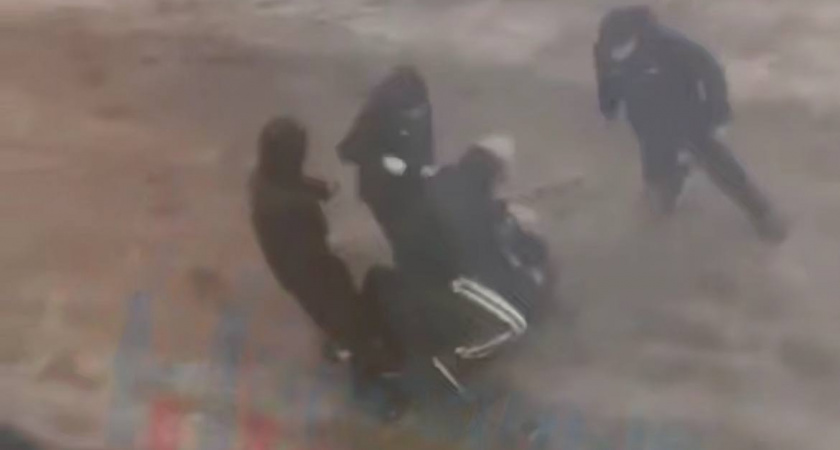 Школьники в Иркутской области устроили массовую потасовку в жилом районе