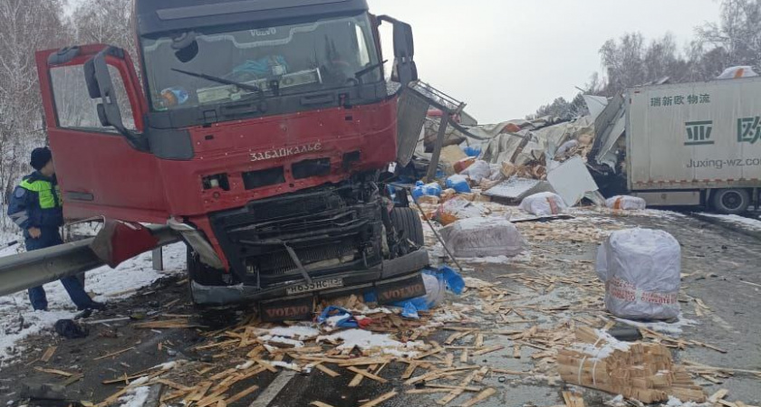 В Иркутской области при аварии с фурами погибли люди