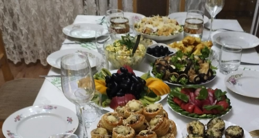 Побывала на двух юбилеях и поняла, что готовить на новогоднем столе. Какие простые и вкусные блюда на Новый год обязательно пригодятся