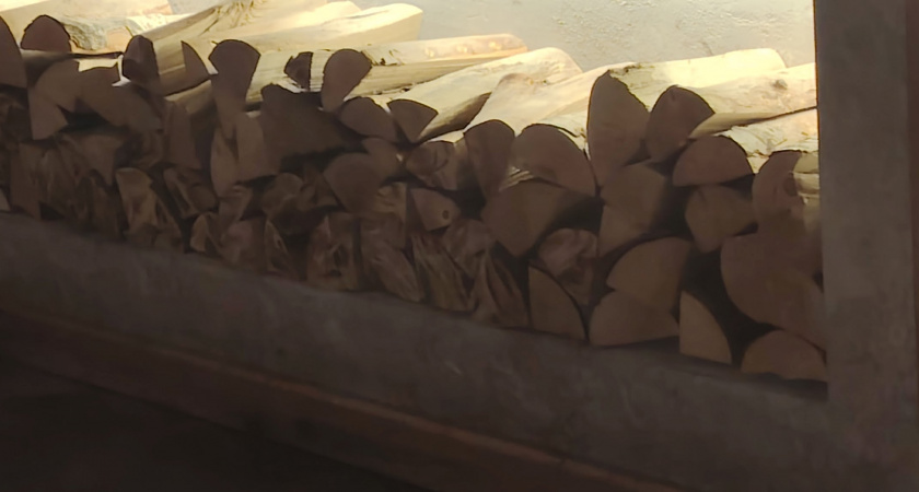 Расход дров минимальный, а дома жарче, чем в Сочи: экономичные породы дерева — рекомендации печника