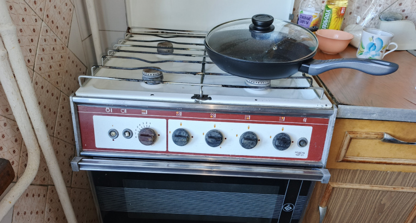 Два пакетика заливаю кипятком, и сковородка как новая с магазина: от жира и нагара не остается и следа