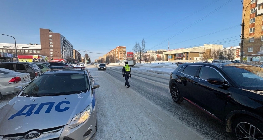 Остановил инспектор ГИБДД: а сзади пассажир не пристегнут, сразу выписывают штраф - кто обязан платить и как вести себя по закону