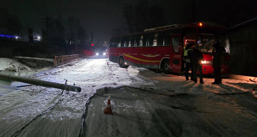 Автобус врезался в столб линии электропередач в Иркутской области