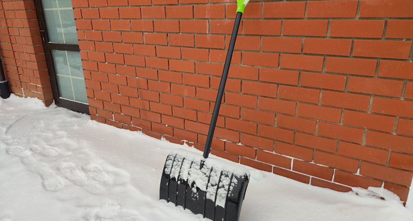 Умные хозяева снег лопатой давно не чистят - нашли 3 других варианта: они лучше и удобнее во всем