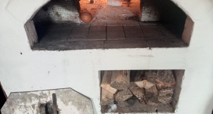 Лучшая хитрость: Пару горсток средства закидывают на дрова и дымоход отчищается без труда