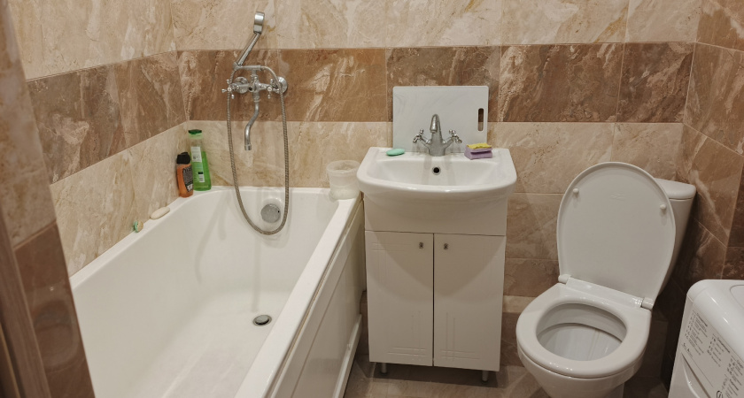 Разводим 1:2 — и на губку: швы и плитка как после ремонта, бюджетное аптечное средство "вылечит" от ржавчины и плесени