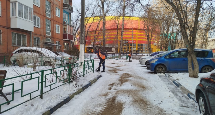 Иркутск сковало льдом: коммунальные службы ведут усиленную борьбу с гололедицей