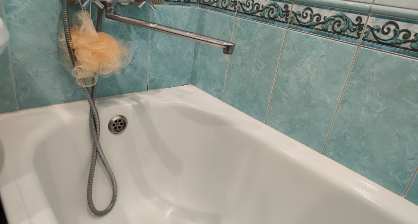 1/2 стакана на стенки — и ванна белее первого снега: ни налета, ни ржавчины — блестит даже в темноте