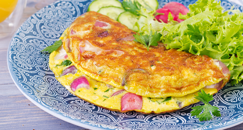 2 яйца и капуста — а на выходе аппетитная лепёшка: на завтрак домашние будут просить только её вместо надоевших каш
