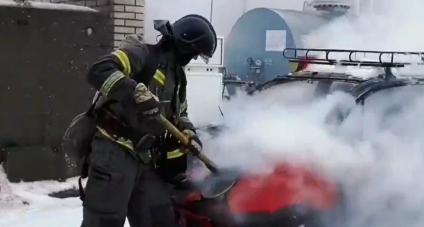 Автомобиль вспыхнул на заправке в Иркутске: водитель получил ожоги при эвакуации