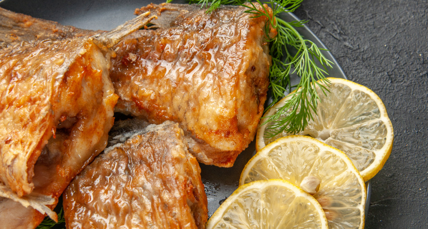 В таком кляре — съесть можно ведро: вот как сделать идеально хрустящую рыбу