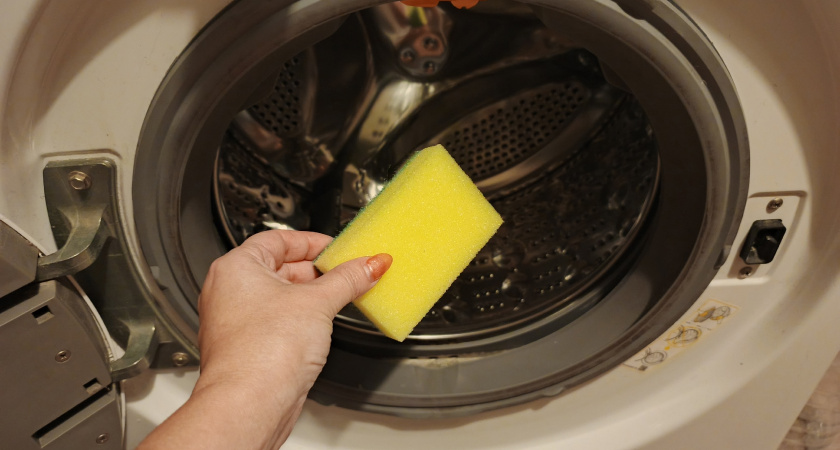 Губка для посуды творит чудеса в стиральной машине: хитрость опытных хозяек