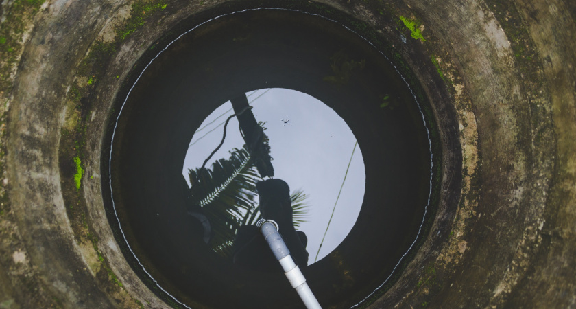 Станет чистой как ручей: как без всякого яда и откачки очистить выгребную яму?