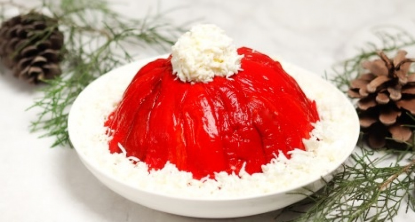 "Оливье" уже не в топе: на Новый год-2026 покорите гостей праздничным салатом "Шапка Деда Мороза" — станете любимцем Огненной Лошади