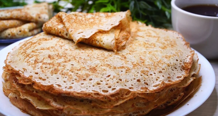 Оладьи и блины на подсолнечном масле не жарю: один трюк — и они гладкие, румяные и почти диетические. Масло много не жрут