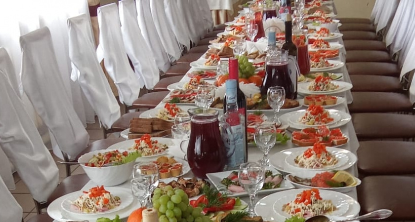 Чтобы привлечь удачу Огненной Лошади, необходимо обязательно поставить на новогодний стол-2026 это