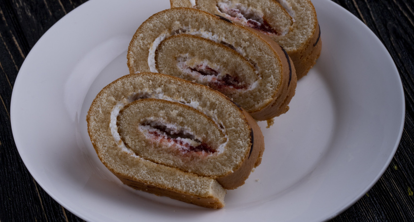 Быстрый рулет к чаю – вкуснее, чем на школьном чаепитии нет: готовим на раз-два